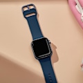 Miniatyrbild 2 av 5: Kompatibel med Apple Watch-armband 45mm 44mm 42mm, mjuka silikon sportarmband ersättningsrem med klassiskt spänne för Iwatch Series Se 7 6 5 4 3 2