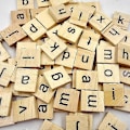 Pikkukuva 3 / 5: 100 puista kirjainlaattaa, Scrabble-kirjaimia askarteluun