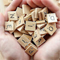 Pikkukuva 4 / 5: 100 puista kirjainlaattaa, Scrabble-kirjaimia askarteluun