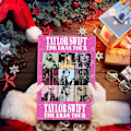 Miniatyrbilde 3 av 5: Julekalender med hengende ornamenter og nøkkelringer fra Taylor Swift The Eras Tour 2023 - 24 dagers nedtelling for fans - Overraskelsesboksgaver