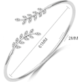 Pikkukuva 2 / 5: Yksi lehtikuvioinen rannekoru, jossa Swarovski-kristalleja lahjapakkauksessa