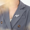 Pikkukuva 5 / 5: Hopeoitu kukka-aiheinen rintaneula, jossa timantteja ja zirkoneja