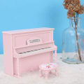 Pikkukuva 5 / 5: 1:12 Mini-pysty piano, nukkekodin puinen piano jakkaralla Elävä mini-talomallin lisävarusteet Urheilutarvikkeet Nuken lisävarusteet (Pink£)