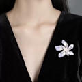Pikkukuva 4 / 5: Liljakukka Rintaneula Violetti Kukka Rintaneula Kirjallinen Emalimaalattu Kukka Rintaneula Violetti Gradientti Elegantti Rintaneula Hieno Toimisto Korut