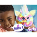 Miniatyrbild 5 av 6: Furby Tie Dye, 15 tillbehör, interaktiv plyschleksak för flickor och pojkar, röstaktiverad animatronik, från 6 år och uppåt