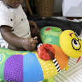 Miniatyrbild 6 av 6: Multisensorisk aktivitetskudde för lek i magen - BABY EINSTEIN - Cal-a-Pillow - Barn från 0 månader och uppåt