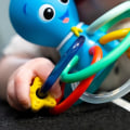 Miniatyrbild 6 av 6: BABY EINSTEIN Ocean Explorers Opus Shake & Soothe Teethers, leksak och skallra, från födseln