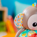 Pikkukuva 5 / 6: Musikaalinen ja valoa antava helistinjugend Grab - BRIGHT STARTS - Giggle Monkey - Helppo tarttua Oball - 6 kuukautta ja yli - Unisex Flerfärgad