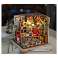 Miniatyrbillede 2 af 2: Bibliotek - Robotime - Sam - Trækits - 22,5 x 18,5 x 19 cm - Belysning inkluderet