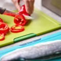 Miniatyrbillede 3 af 4: Skærebrædder - Rustfrit stål - 4 store farvede brædder - Praktisk opbevaring - Opvaskemaskinevenlig Farverig