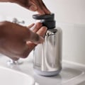 Miniatyrbillede 2 af 4: Sæbedispenser - Joseph Joseph - EasyStore™ Luxe - Rustfrit stål - Genopfyldelig - 300 ml Krom