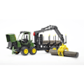 Pikkukuva 1 / 4: BRUDER - 2133 - JOHN DEERE 1210E -metsäkuljetusvaunu kuormaimella, metsäperävaunulla ja tukilla - Mittakaava 1:16