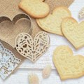 Miniatyrbillede 3 af 3: Hjertepræget kiksesæt + 2 midnatsblå og sorte chokoladepenne Grå