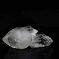 Pikkukuva 1 / 2: Kivet ja mineraalit. Kaksipäinen kvartsivaltikka. 67,0 ct. Clavanit Haut Oisansissa, Ranskassa.