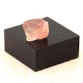 Miniatyrbillede 1 af 2: Sten og mineraler. Pink fluorit. 4,19 ct. Mont Blanc-massivet, Frankrig. Rosa