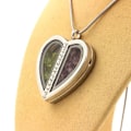 Pikkukuva 1 / 3: Kivet ja Mineraalit. Rhodolite Garnet + Raw Peridot kaulakoru. Sydän malli. röd grön