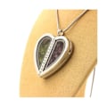 Pikkukuva 2 / 3: Kivet ja Mineraalit. Rhodolite Garnet + Raw Peridot kaulakoru. Sydän malli. röd grön
