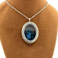 Miniatyrbillede 2 af 3: Collier - ABIJOUX - Brut neon blå apatite - Rustfrit stål - 40x25 mm - Unisex Neonblått