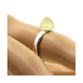 Pikkukuva 2 / 2: Kivet ja mineraalit. Hopeoitu Spodumene Hiddenite sormus. 9,12 ct. Säädettävä koko.