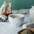 Pikkukuva 4 / 4: Valkoinen kivitavarahuhmare ja survin + Kokonainen luomu muskottipähkinä - 25 g Vit