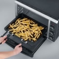 Miniatyrbillede 2 af 5: Mini SEVERIN TO2058 roterende varmeovn 42 L, pizzasten og grillspyd, 1.800 W fritstående ovn, 120 min timer, Sort/rustfrit stål
