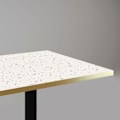 Pikkukuva 3 / 4: Pyöreä pöytä Ø 70 cm - Pyöreä terrazzo cassata malli messinkireunalla Vit