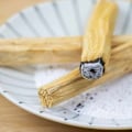 Pikkukuva 3 / 4: Musta ja kulta kupin suitsukepidike + valkoinen hiekka + Palo Santo tikkuja Svart