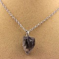 Pikkukuva 2 / 3: Kivet ja mineraalit. Raaka kipsi kaulakoru. 12,13 ct. Marcieu, Isère, Ranska.
