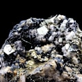 Pikkukuva 2 / 4: Kivet ja mineraalit. Pyriitti, hematiitti. 2768,5 senttiä. Batère, Corsavy, Pyrénées-Orientales, Ranska.