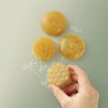 Pikkukuva 3 / 6: DIY-setti hunajasaippuan tekemiseen Flerfärgad