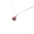 Pikkukuva 1 / 2: Kivet ja mineraalit. Raw Ruby kaulakoru. 8,28 ct. Kiteton piiri, Manyaran alue, Tansania. Röd