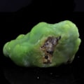 Pikkukuva 1 / 2: Kivet ja mineraalit. Fosfohedypaani (polysfaeriitti). 108,0 ct. Bouillac, Aveyron, Ranska.