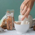 Pikkukuva 4 / 4: Valkoinen kivitavaralaasti ja survin + Organic Psyllium 100 g Vit