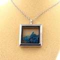 Miniatyrbillede 3 af 3: Collier - ABIJOUX - Modellen firkantet - Neon blå apatite - Rustfrit stål - Unisex Pengar