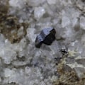 Miniatyrbild 1 av 4: Anatas, Albite, Quartz 261,3 karat Flerfärgad