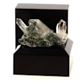 Miniatyrbillede 1 af 2: Sten og mineraler. Kvarts + Klorit + Rutil. 75,0 ct. Les Deux Alpes, Oisans, Frankrig.