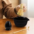 Pikkukuva 2 / 5: Keraaminen teesetti, sisältää matcha-kulhon, matcha-vispilätelineen ja matcha-vispilän, 5-osainen setti musta black