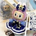 Miniatyrbillede 1 af 5: Sommerudsalg Labubu dukkeklæder første generation anden generation blind box Labubu dukkeklæder (hovedbeklædning + kjole) Kaninpolis