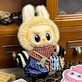 Miniatyrbillede 1 af 5: Sommerudsalg Labubu dukkeklæder første generation anden generation blind box Labubu dukkeklæder (trøje + overalls + halstørklæde + rygsæk) Blue Happy Mouse