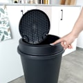 Pikkukuva 4 / 9: Sophink 47L kestävää mustaa muovia kaksinkertaisella aukeavalla kannella