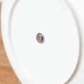 Miniatyrbillede 6 af 9: To-lags småkagefad i hvidt porcelæn og rustfrit stål