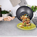 Miniatyrbillede 4 af 11: Wok i kulstofstål med non-stick til asiatisk madlavning