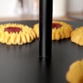 Pikkukuva 5 / 9: Musta kakkulautanen kolmella tasolla muffineille ja jälkiruokille