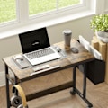 Miniatyrbillede 10 af 10: Højdejusterbart skrivebord 92 x 40 cm Computerskrivebord med hjul Vippeplatform Opbevaringspose til studiekontor Stål Rustik Brun