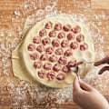 Miniatyrbild 4 av 10: Perfekt formade uszka: Gör 37 samtidigt med pierogi-verktyget