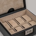 Miniatyrbild 2 av 4: Klockbox – Rymmer 8 klockor, äkta präglat läder