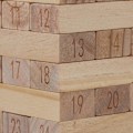 Pikkukuva 6 / 6: Puinen huojuva torni numeroilla