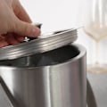 Pikkukuva 4 / 11: Jääsäiliö ruostumatonta terästä kannella ja pihdeillä