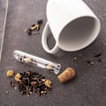 Pikkukuva 2 / 7: Lasinen tee- ja yrtti-infuusiosuodatin korkilla