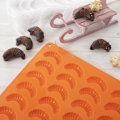 Miniatyrbillede 2 af 5: Silikoneform til 30 perfekte croissanter og kager